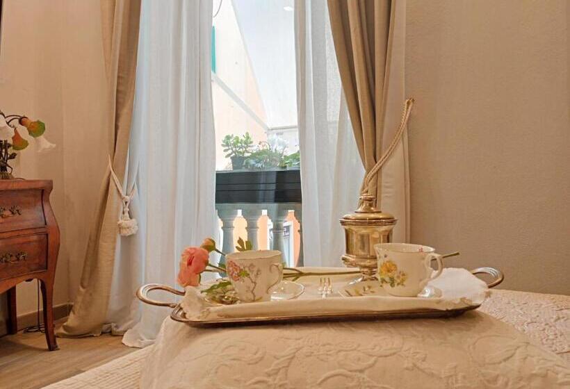 اتاق لوکس با تخت بزرگ, Covo Di Levante