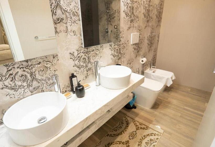 اتاق لوکس با تخت بزرگ, Covo Di Levante