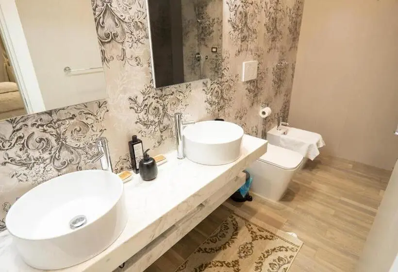 اتاق لوکس با تخت بزرگ, Covo Di Levante
