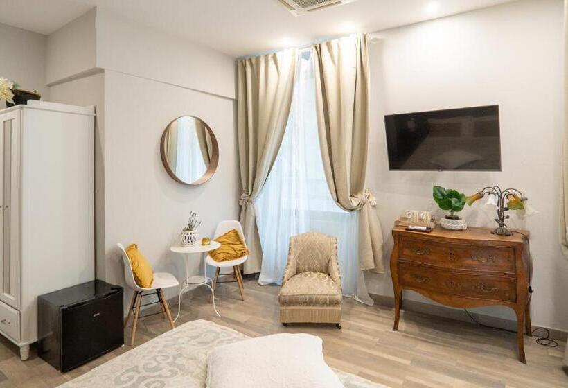 اتاق لوکس با تخت بزرگ, Covo Di Levante