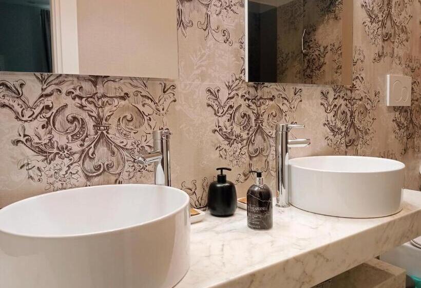 اتاق لوکس با تخت بزرگ, Covo Di Levante