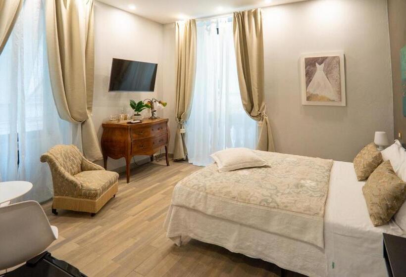 اتاق لوکس با تخت بزرگ, Covo Di Levante