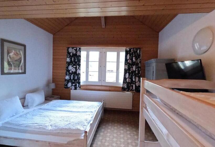 חדר סטנדרט לארבעה, Alpenrose Hotel And Gardens