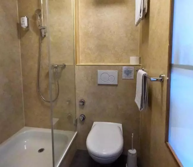 Standard Kolmen Hengen Huone, Alpenrose Hotel And Gardens