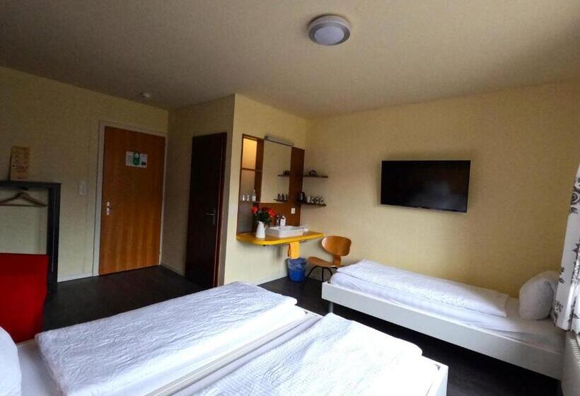 חדר סטנדרט לשלושה, Alpenrose Hotel And Gardens