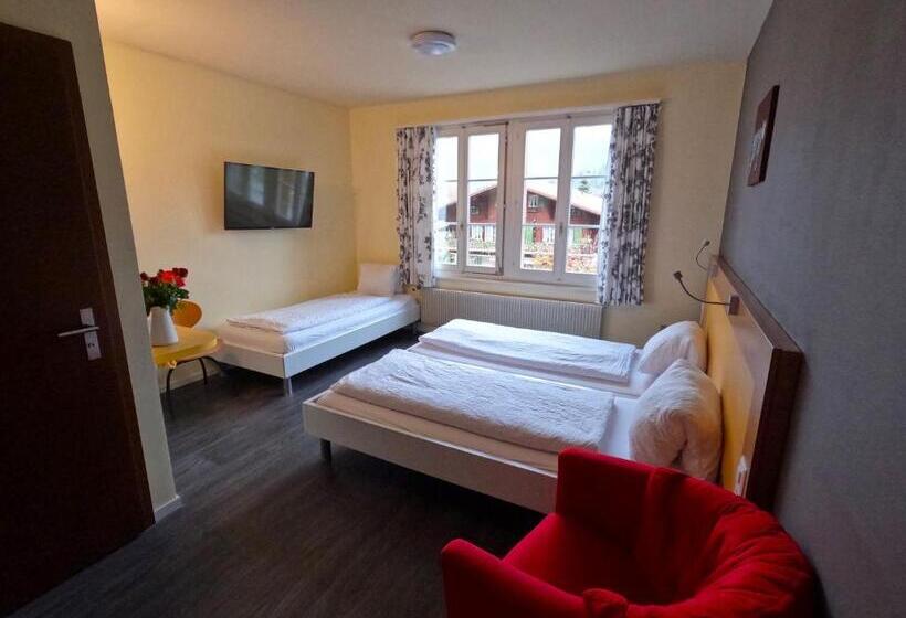 חדר סטנדרט לשלושה, Alpenrose Hotel And Gardens