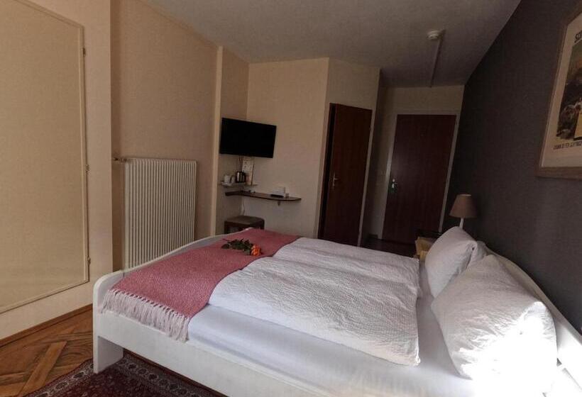 Номер Стандарт с Балконом, Alpenrose Hotel And Gardens