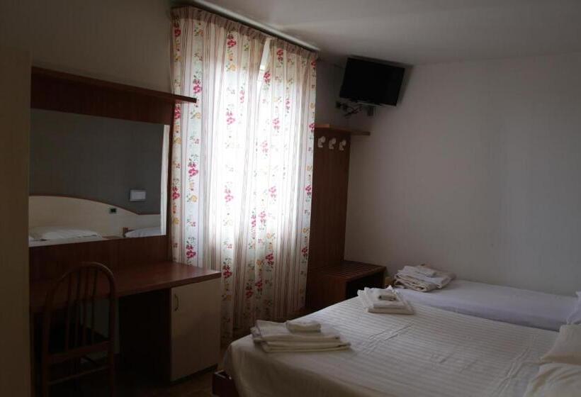 חדר סטנדרט לשלושה, Albergo Da Benedetta