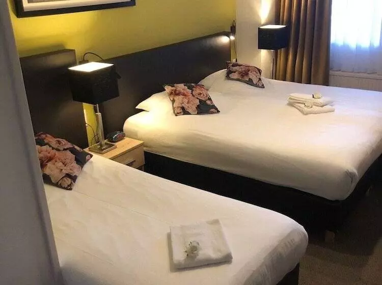 Standard Triple Room, De Keizerskroon Hoorn