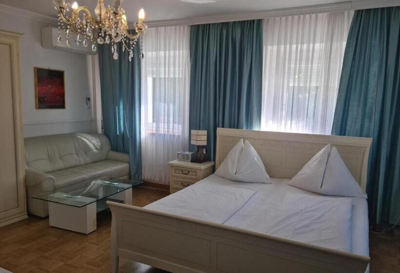 غرفة قياسية, Höckner Plaza