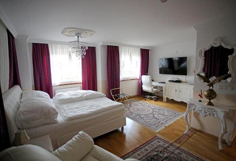 جناح, Höckner Plaza