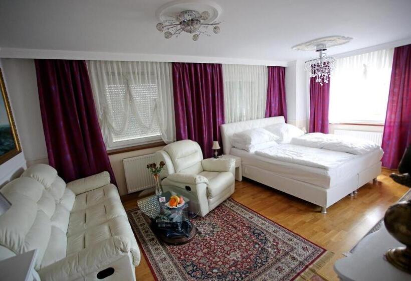 جناح, Höckner Plaza