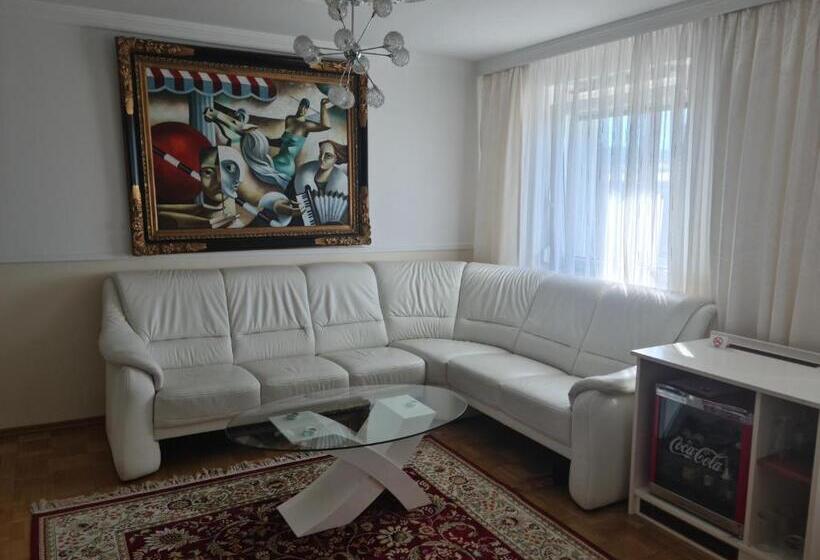 جناح, Höckner Plaza