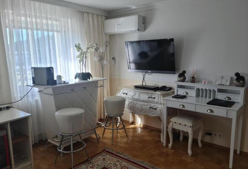 套房, Höckner Plaza