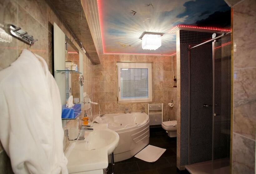 جناح, Höckner Plaza