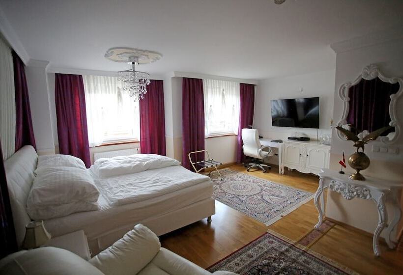 جناح, Höckner Plaza