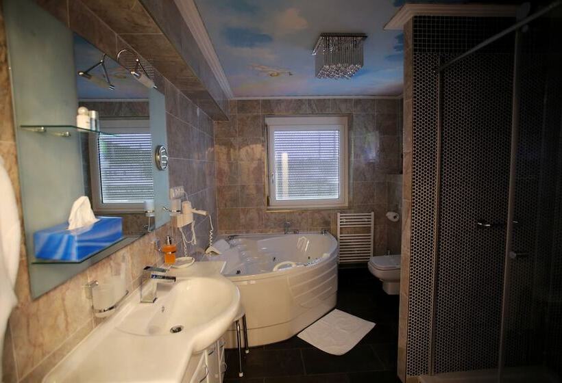 جناح, Höckner Plaza