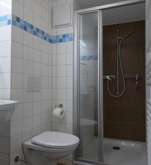 Номер Superior, Hine Adon Fribourg