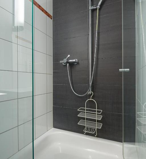 Номер Superior, Hine Adon Fribourg