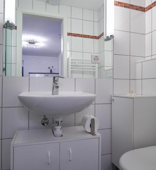 Номер Superior, Hine Adon Fribourg