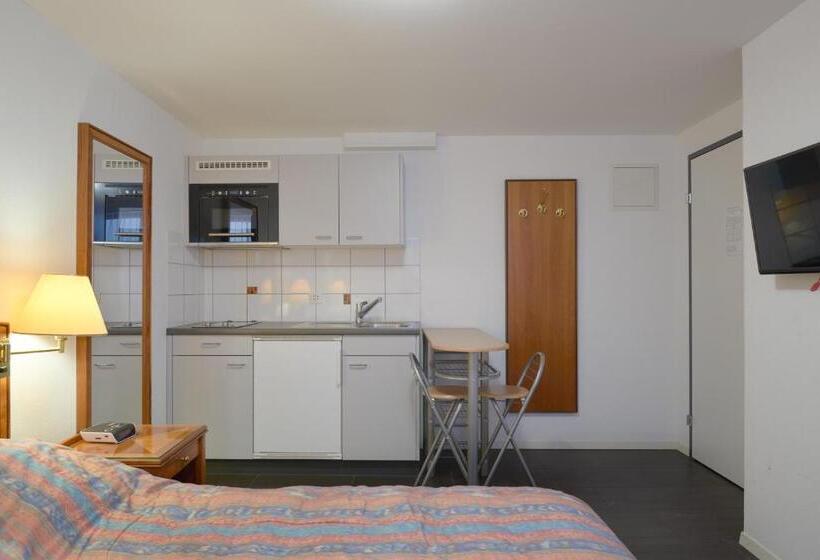 Номер Superior, Hine Adon Fribourg