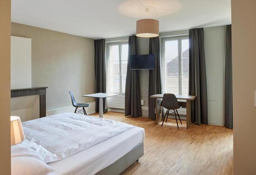 اتاق سوپریور, Hine Adon Fribourg