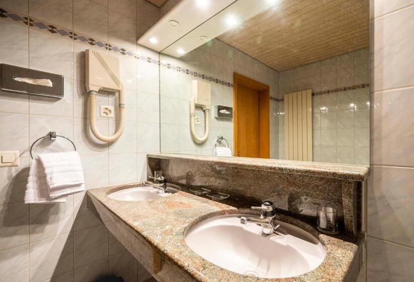 חדר משפחתי, Restaurant Krone