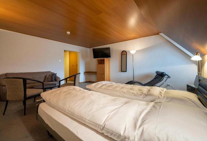 חדר משפחתי, Restaurant Krone