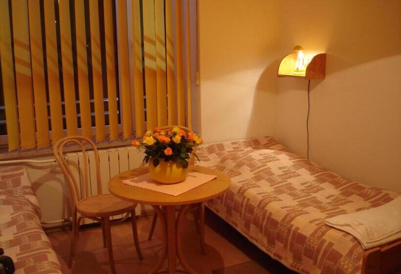 スタンダードトリプルルーム, Monttis