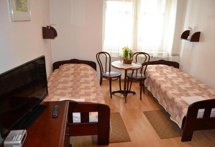 スタンダードトリプルルーム, Monttis