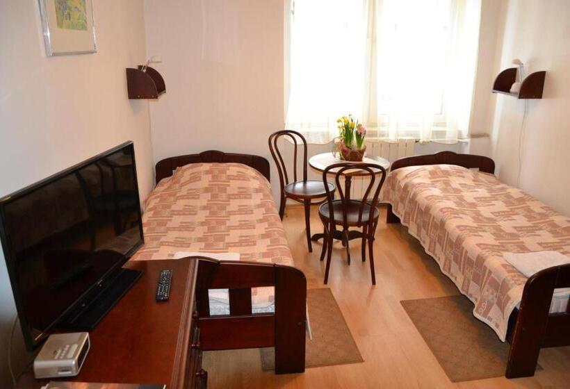 スタンダードトリプルルーム, Monttis