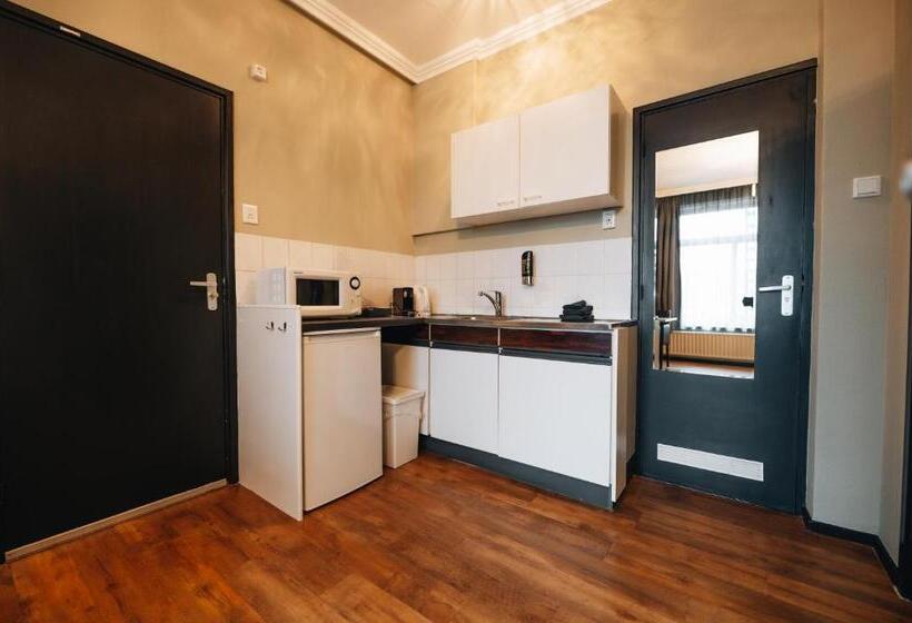 استودیو خانوادگی, Renesse