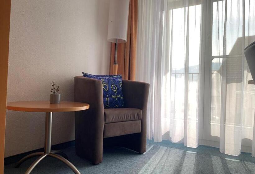 غرفة قياسية فردية, Rössli Hurden