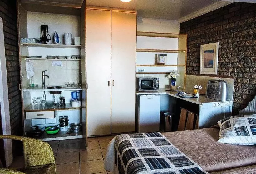 スタンダードスタジオ, Amzee Bokmakierie Guest House