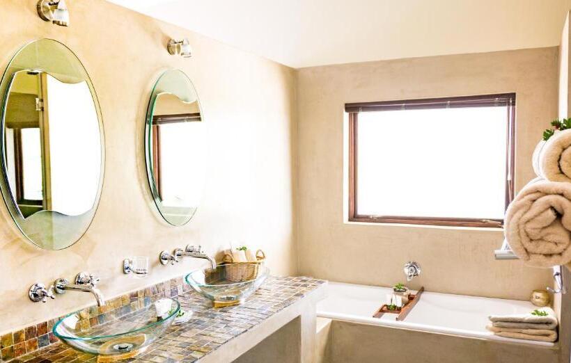 디럭스 룸 킹사이즈 침대, Kapensis Guesthouse  Ltd