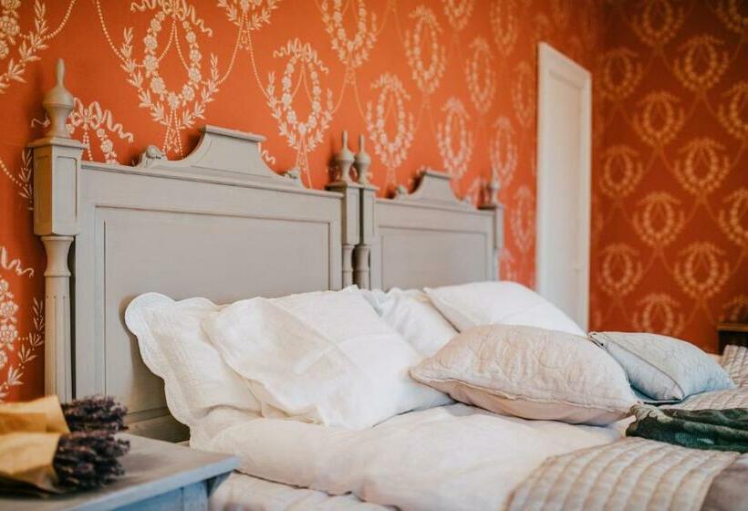 四人标准间, Salaisen Puutarhan Majatalo