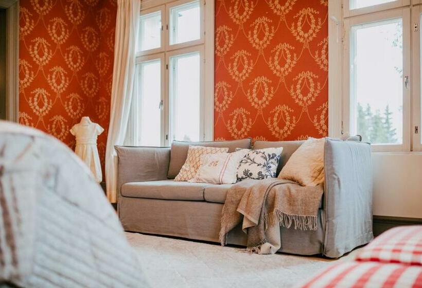 四人标准间, Salaisen Puutarhan Majatalo