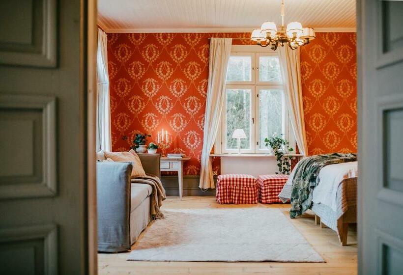 四人标准间, Salaisen Puutarhan Majatalo