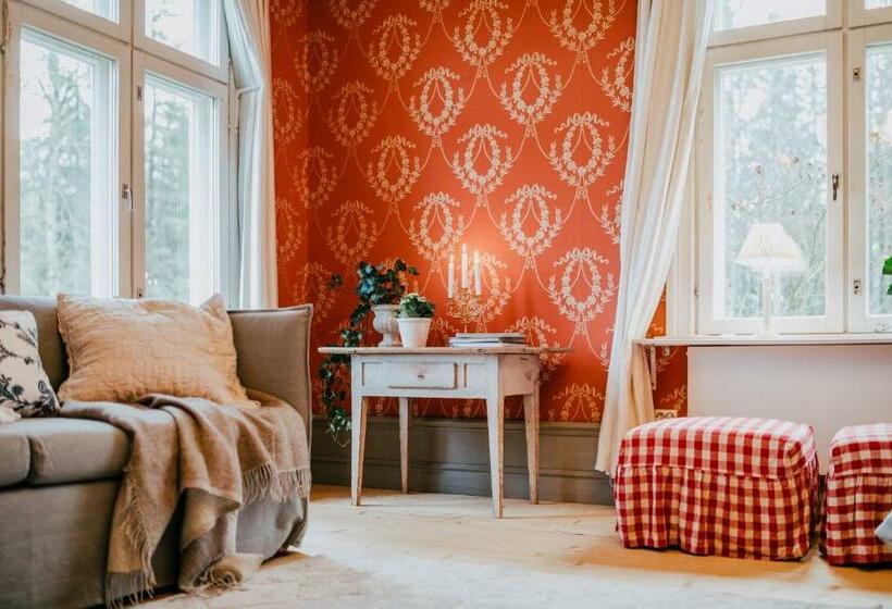 四人标准间, Salaisen Puutarhan Majatalo