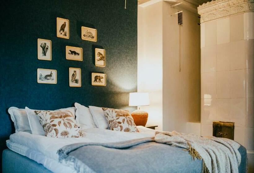 四人标准间, Salaisen Puutarhan Majatalo