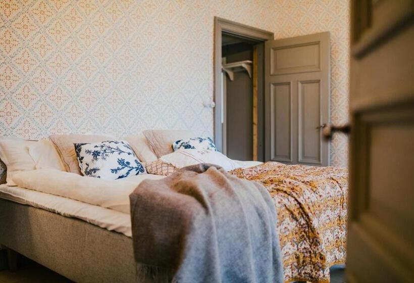 四人标准间, Salaisen Puutarhan Majatalo