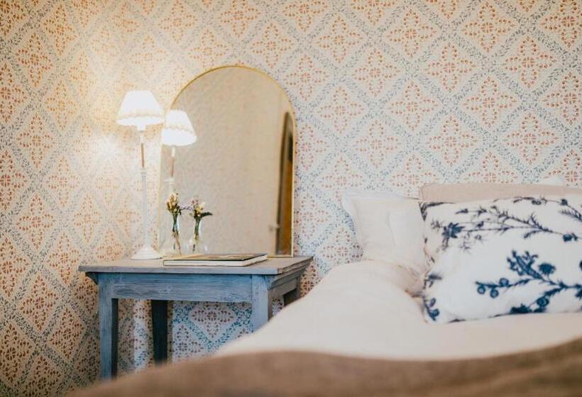 四人标准间, Salaisen Puutarhan Majatalo