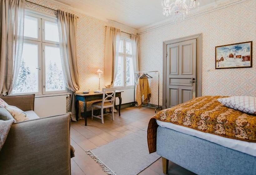 四人标准间, Salaisen Puutarhan Majatalo