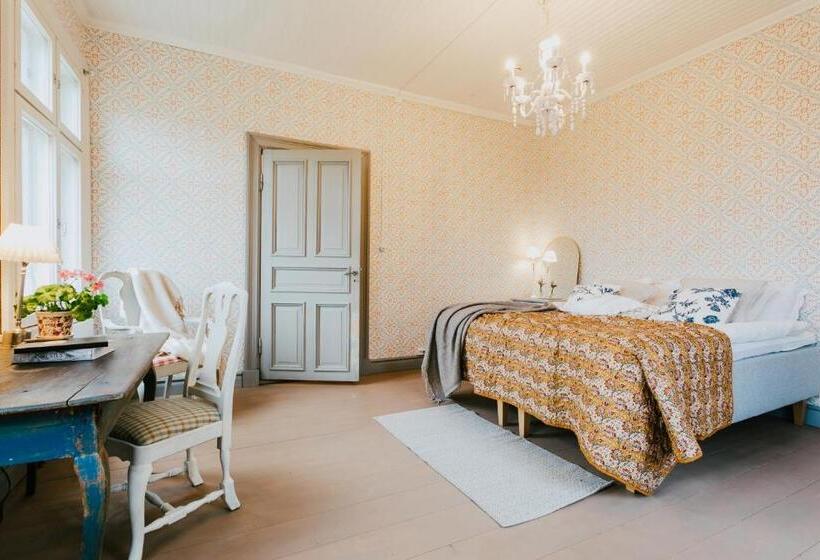 四人标准间, Salaisen Puutarhan Majatalo