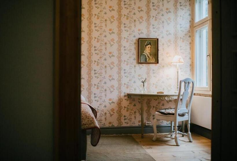 标准单人间, Salaisen Puutarhan Majatalo