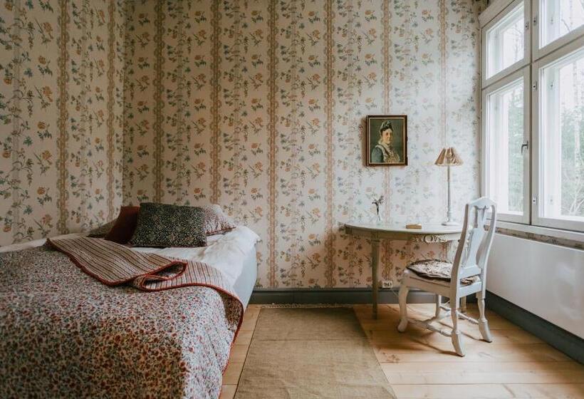 标准单人间, Salaisen Puutarhan Majatalo