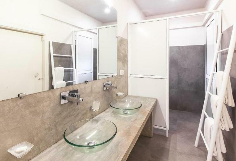 共用房间的床, We Escape