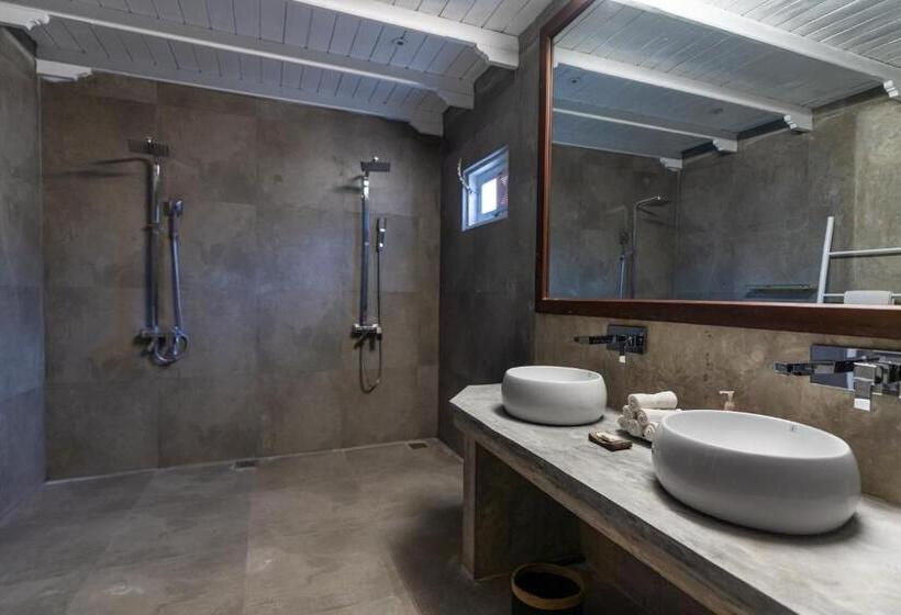 套房配有游泳池, We Escape