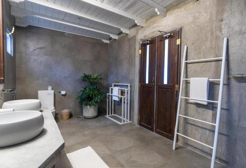 套房配有游泳池, We Escape