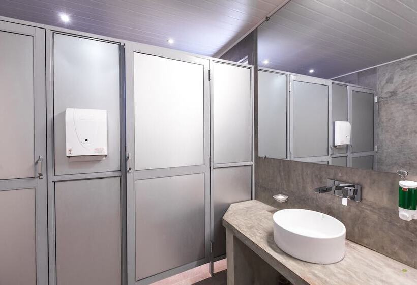 共用房间的床, We Escape